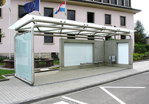 Abribus avec structure en acier inoxydable