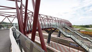 Passerelle surplombant les voies