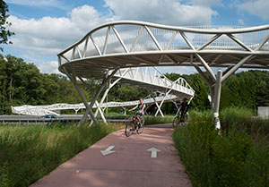 Passerelle cyclable ondoyante à Genk